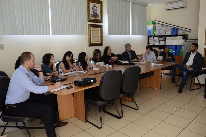 Educação apresenta projeto do desfile de 7 de setembro ao prefeito