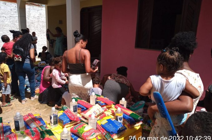 Prefeitura entrega kits de alimentos e roupas a moradores do Simão e Campinhos