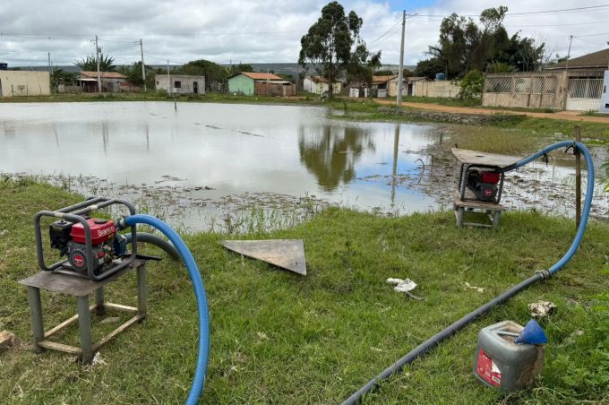 Secretaria Municipal de Infraestrutura inicia dragagem e bombeamento de água no Lagoa das Flores
