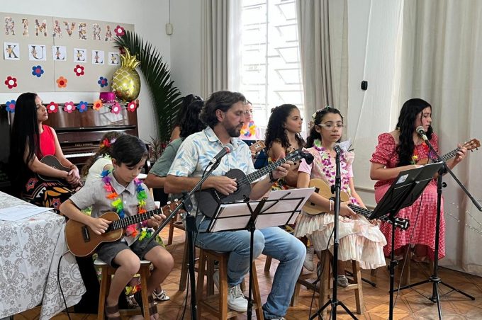 Alunos do curso de ukulele participam de Recital de Primavera no Conservatório Municipal de Música