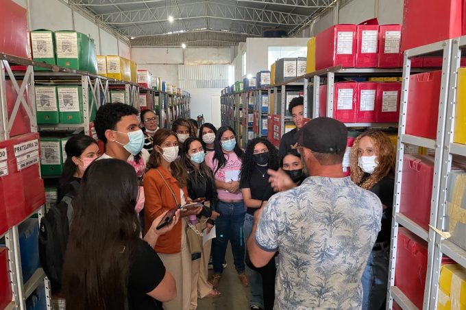 Alunos do Senac participam de visita guiada no Arquivo Público Municipal