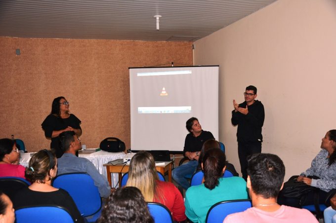 Secretaria de Educação conclui curso básico de língua de Sinais