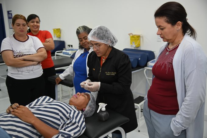 Secretaria de Políticas para Mulheres promove curso de beleza gratuito em parceria com instituição de ensino