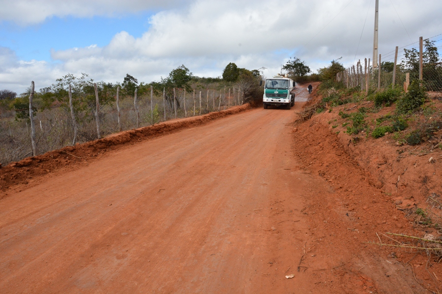 Prefeitura realiza melhorias nas estradas de Lagoa de Mª Clemência