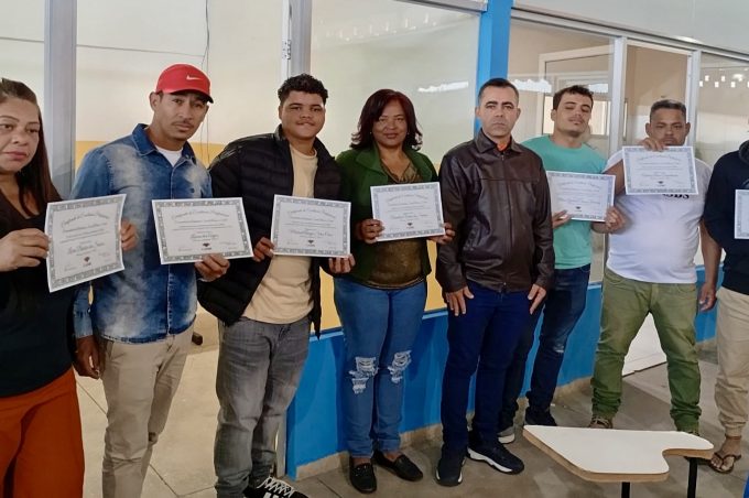 Formatura de microempreendedores marca conclusão de cursos profissionalizantes no mercado do Bairro Brasil