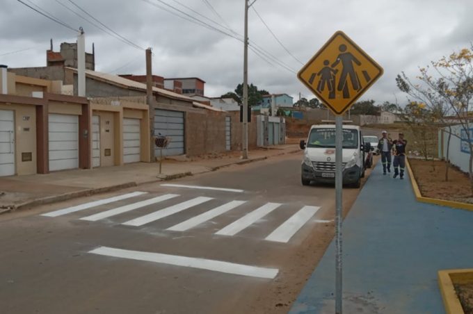 Com foco nas faixas de pedestres, Prefeitura revitaliza sinalização em diversas ruas no mês de agosto
