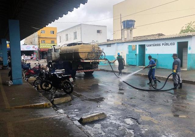 Prefeitura faz limpeza e conscientização em feiras da cidade