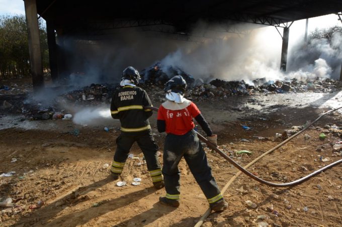 Prefeitura e Corpo de Bombeiros apagam incêndio em galpão do Recicla Conquista