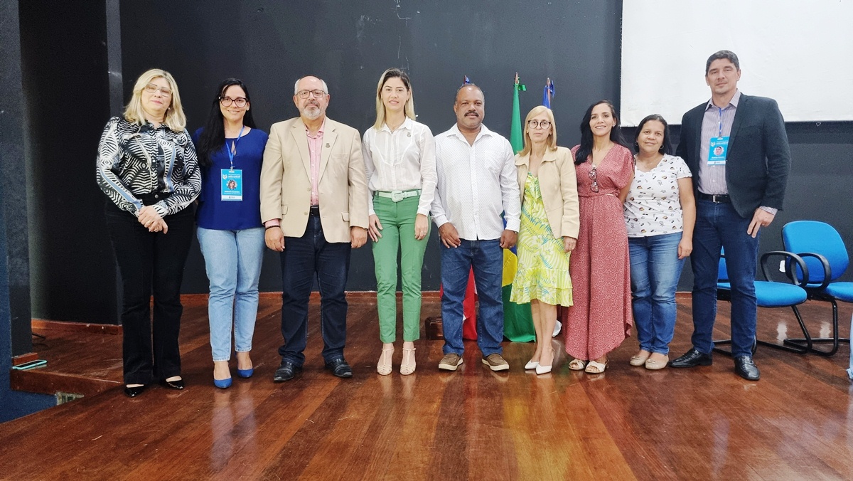 A secretária de Saúde, Ramona Pereira (quarta da esq. para a dir.), participou do evento, ao lado do secretário Edgard Larry e equipes do núcleo e das secretarias municipais de Educação, Saúde e Desenvolvimento Social