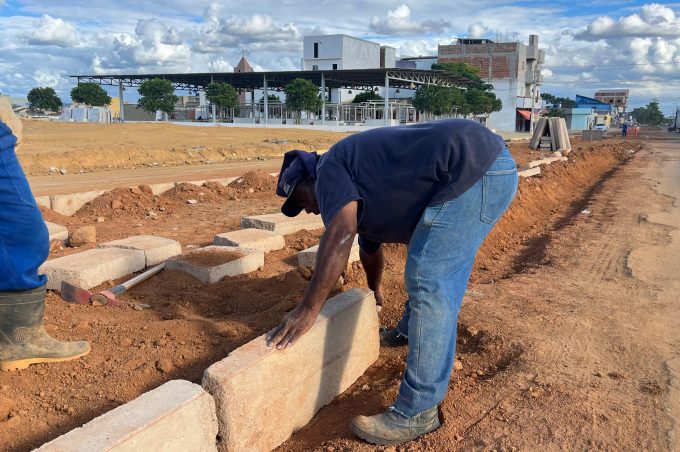 Macrodrenagem: Prefeitura começa a reconstruir canteiro central da Avenida Francisco Sabino