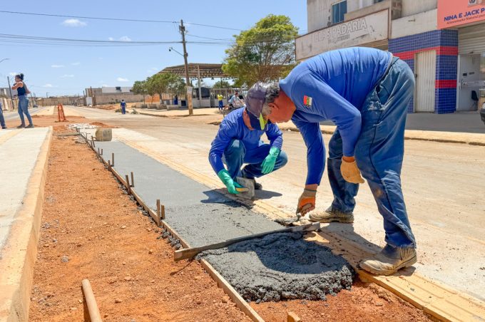 Emurc intensifica obras de recuperação da rede de drenagem e pavimentação da Avenida Francisco Sabino