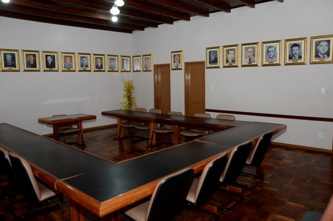 Após anos, galeria de fotos de ex-prefeitos retorna para o Gabinete Civil