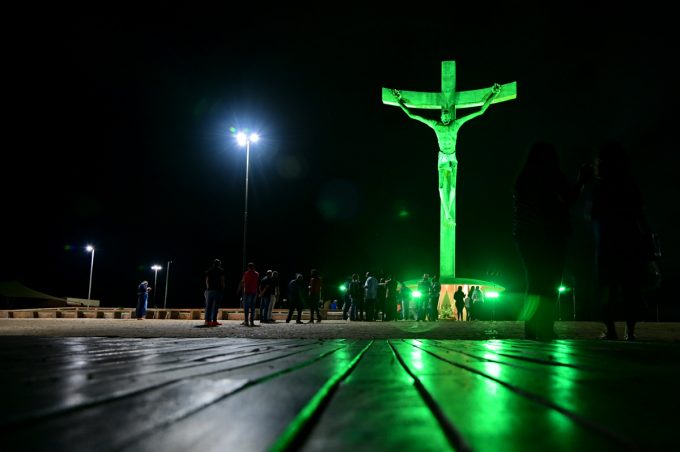 Governo Municipal mantém iluminação verde no Cristo em alusão ao mês de prevenção do câncer de colo de útero