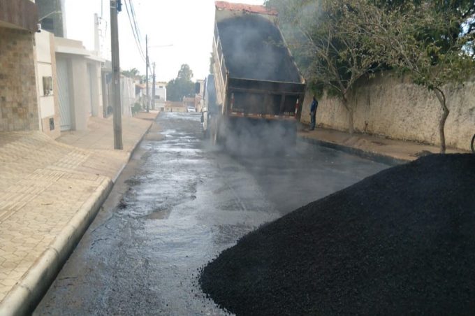 Operação Tapa-Buraco atende importantes vias em diferentes pontos da cidade