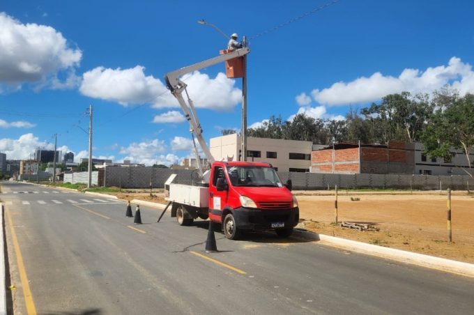 Prefeitura instala novas luminárias de LED na Avenida Leôncio Santos