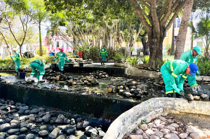 Secretaria de Meio Ambiente inicia lavagem das pedras da Praça Tancredo Neves como preparativo dos festejos natalinos
