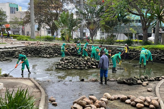 Secretaria Municipal de Meio Ambiente realiza limpeza dos lagos da Praça Tancredo Neves
