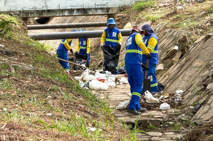 Prefeitura intensifica limpeza de vias e canais pluviais para prevenir problemas no período chuvoso