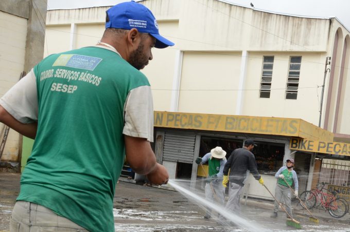 Sesep realiza limpeza geral na feira do Bairro Brasil