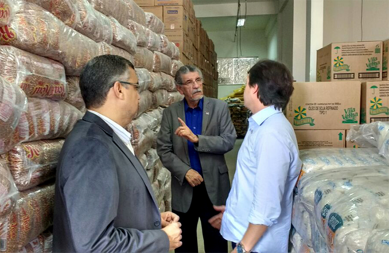 Prefeito visita depósito e avalia projetos para melhorar a qualidade da merenda escolar