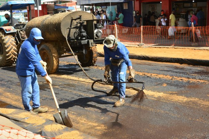 Prefeitura asfalta novo espaço destinado a camelôs na Rua da Misericórdia