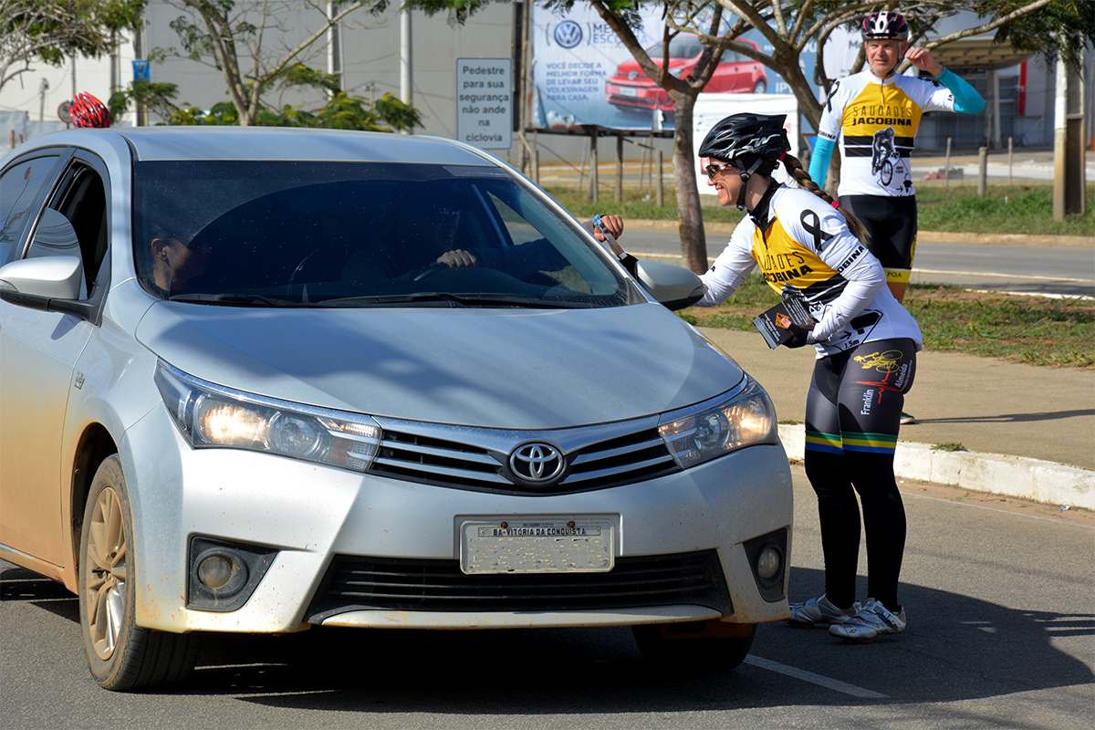 Ciclistas realizam ato e pedem respeito no trânsito