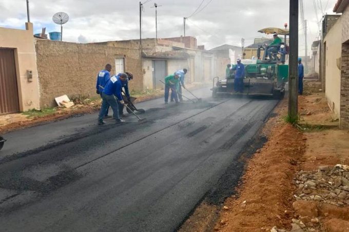 Prefeitura leva banho de asfalto ao bairro Morada Real