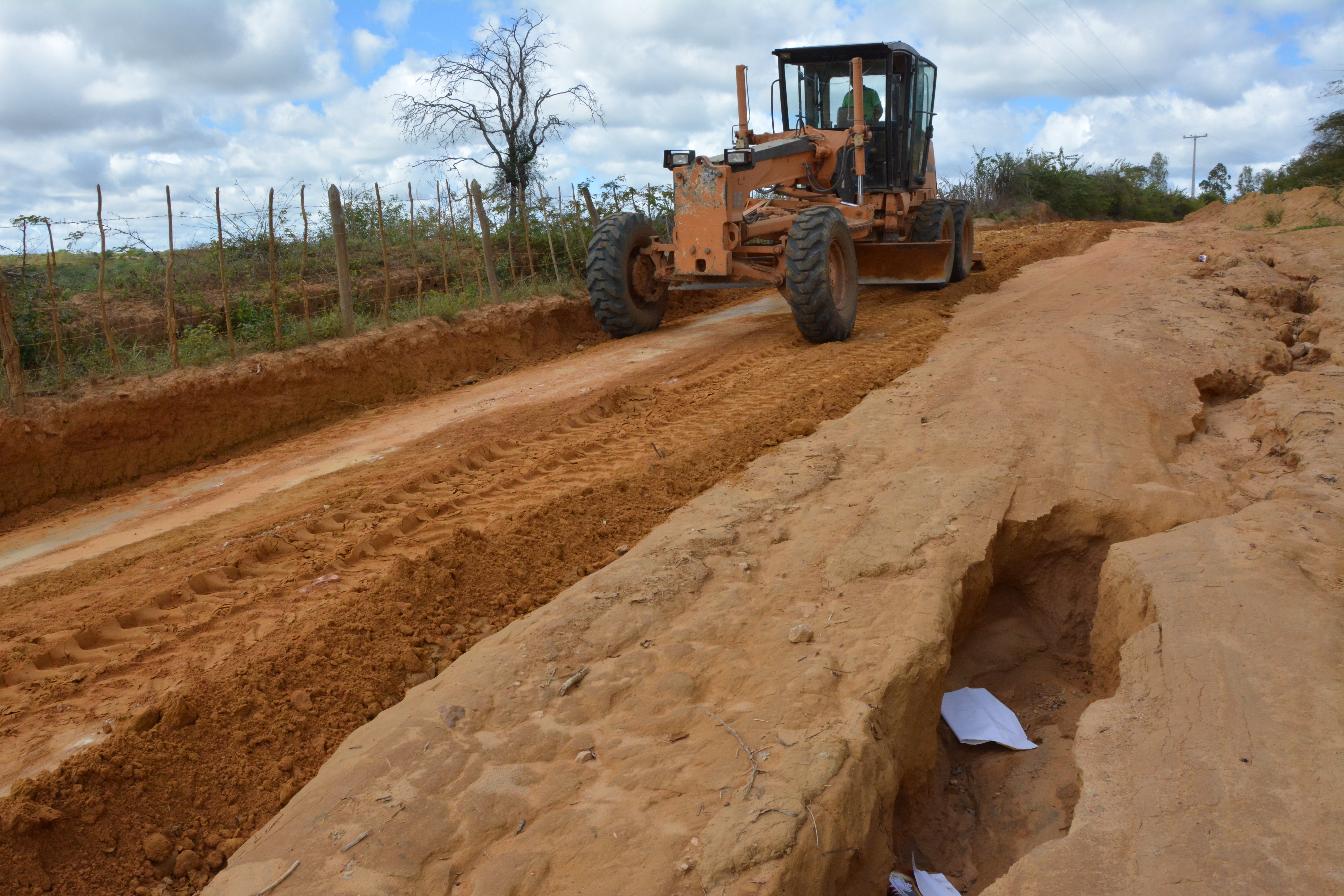 Prefeitura realiza recuperação emergencial de estradas
