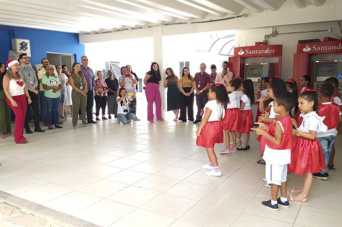 Alunos da creche Criança Esperança visitam Sicoob Credcoop e agradecem por participação em campanha natalina