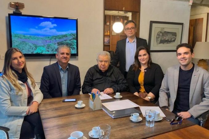 Jaime Lerner entrega à Prefeitura primeira etapa do projeto do Parque Ambiental