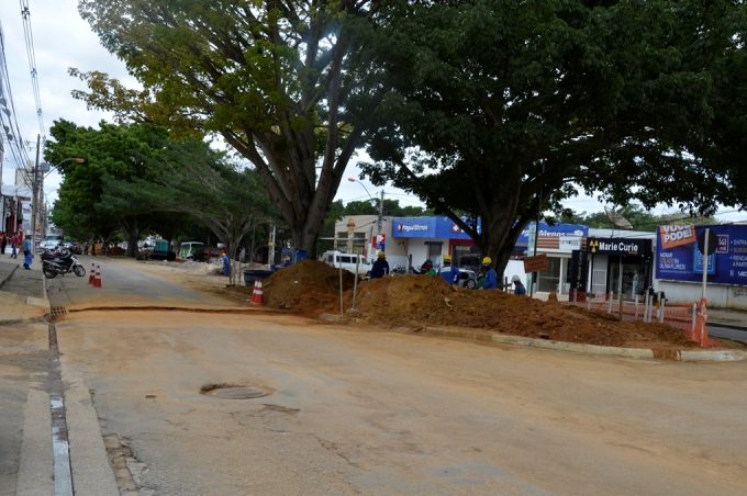 Prefeitura trabalha em obras da Praça Vítor Brito e da Avenida Olívia Flores