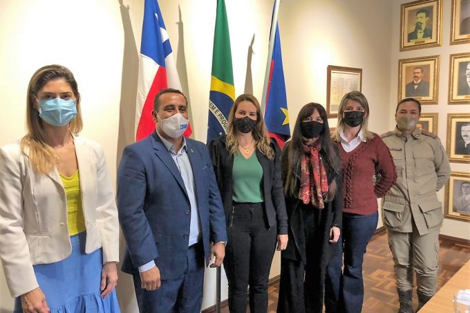 Políticas de combate à pobreza menstrual são estudadas pela prefeita de Vitória da Conquista