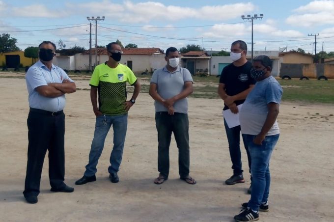 Vistoria nas quadras e campos de futebol é realizada pela Prefeitura