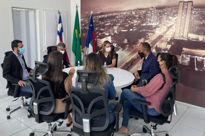 Vereador e prefeita tratam de emenda parlamentar e volta às aulas