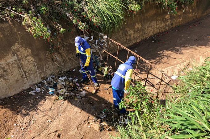 Prefeitura realiza limpeza do canal de drenagem do Santa Cecília