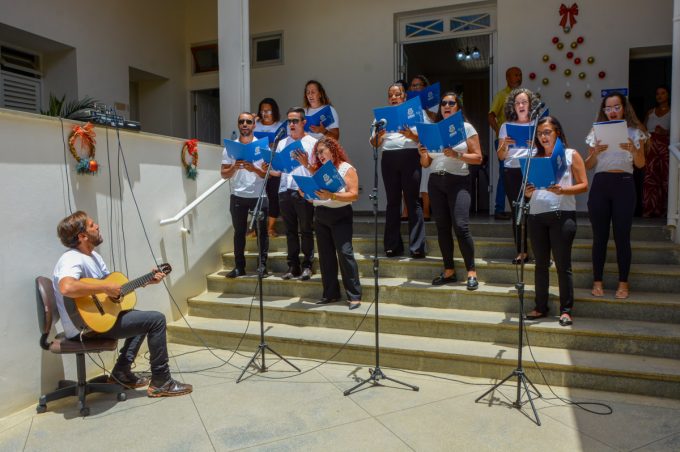 Coral dos servidores do município dá show de canto na escadaria da Prefeitura