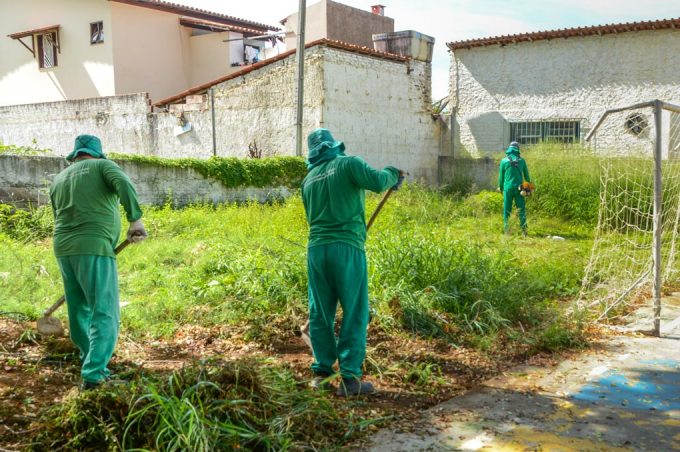 Escolas municipais recebem serviços de capina e limpeza em preparação para o início das aulas
