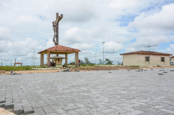 Governo Municipal instala piso drenante na área do Cristo para evitar acúmulo de água