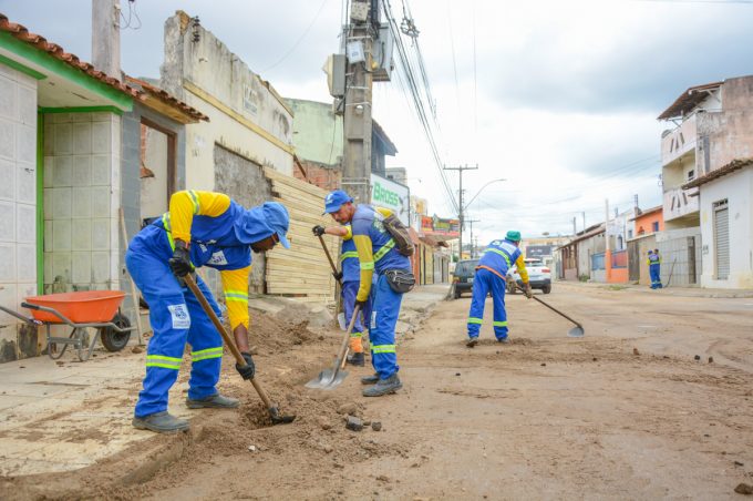 Equipes da Prefeitura trabalham na limpeza e recuperação das vias após forte chuva ocorrida nessa terça,12