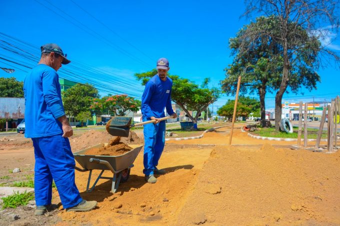 Acelera Conquista: reurbanização da Avenida Brumado está em fase de nivelamento do terreno