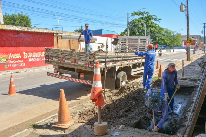 Governo Municipal mantém trabalho em pontos críticos e notifica Embasa a realizar manutenção em vias públicas
