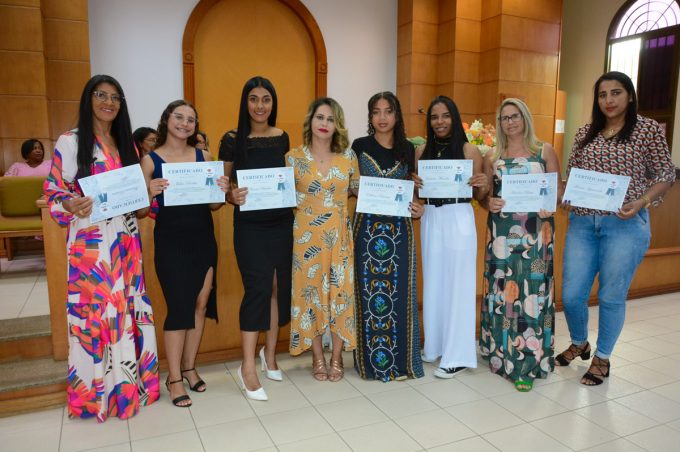 Secretaria Municipal de Desenvolvimento Econômico e Casbs entregam certificados para 60 microempreendedores