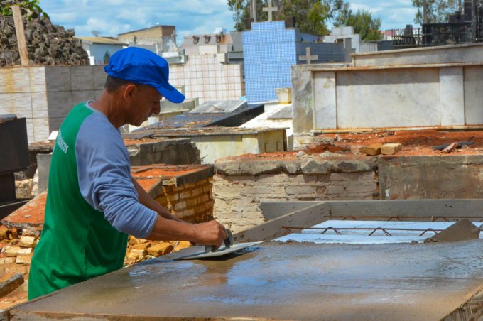 Secretaria Municipal de Serviços Públicos segue com reparos no Cemitério da Saudade após queda de eucalipto