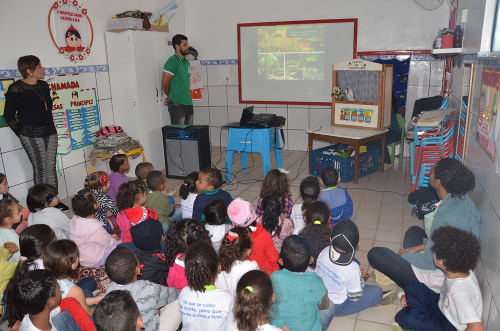 Teatro de fantoches ensina sobre o Poço Escuro em creches municipais