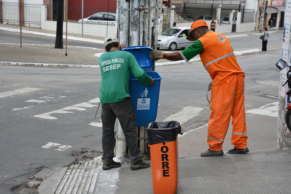 Prefeitura instala 150 novas papeleiras nas ruas e 40 lixeiras nas feiras livres