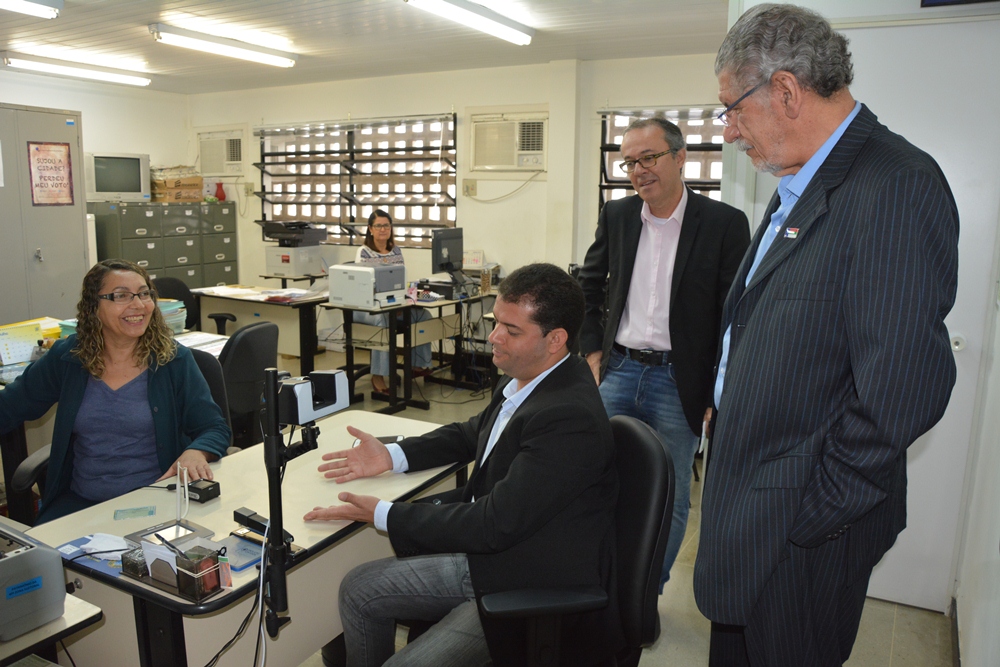 Prefeito, secretários e Presidente da Câmara fazem recadastramento biométrico