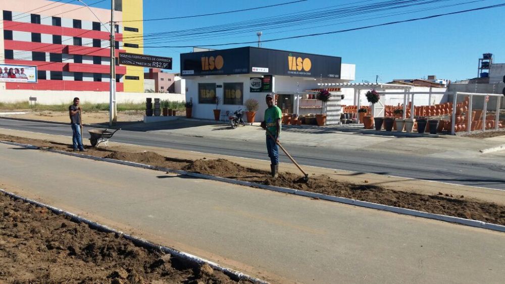 Adote uma Praça beneficia canteiro da Av. Juracy Magalhães