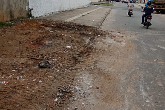 Equipe da Secretaria de Serviços Públicos retira entulho descartado de forma irregular em calçada da Avenida Teresina